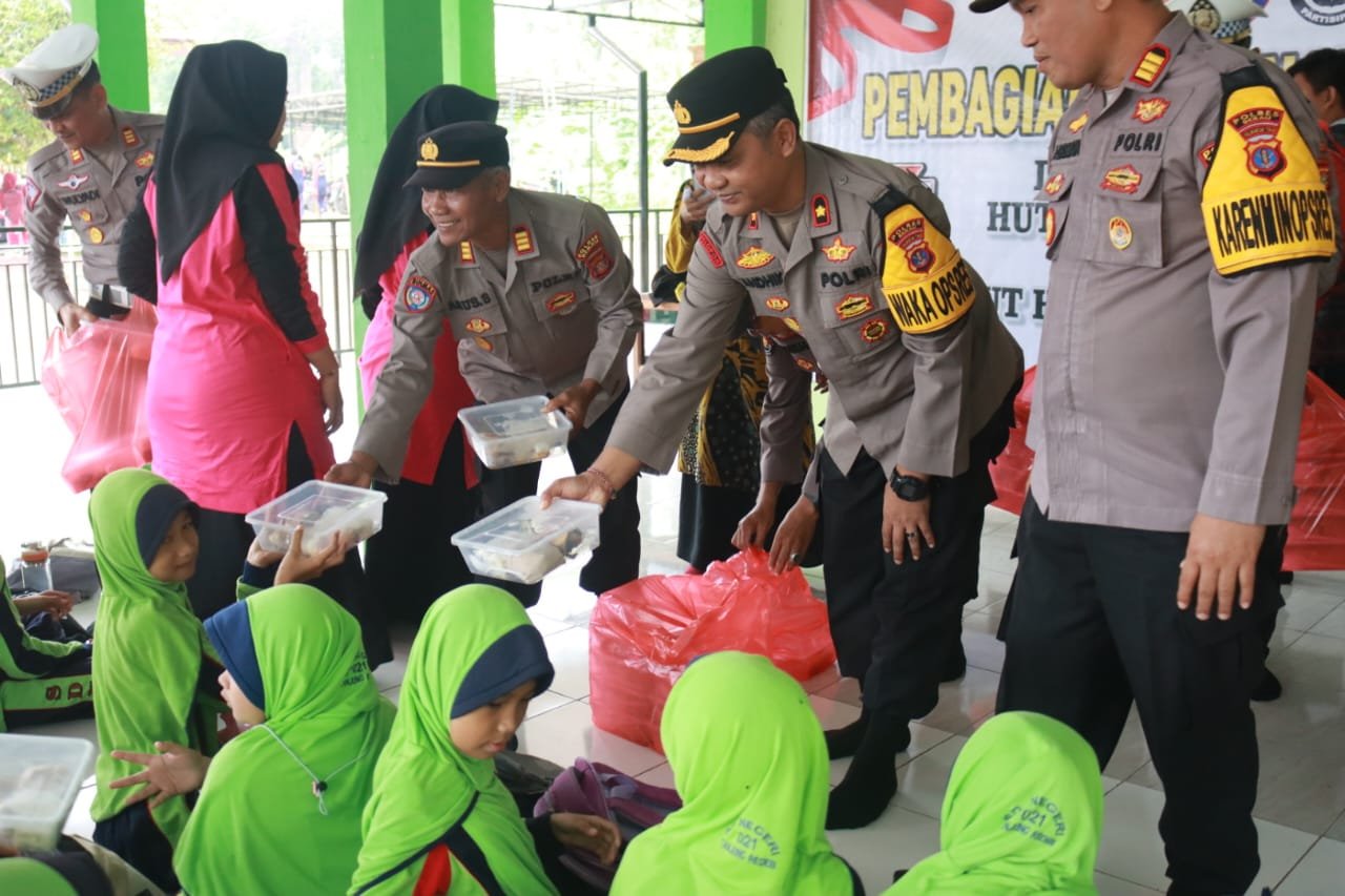Polres Berau Berbagi Kebaikan, Bagikan 350 Paket Makanan Bergizi pada SD Negeri 021 Berau