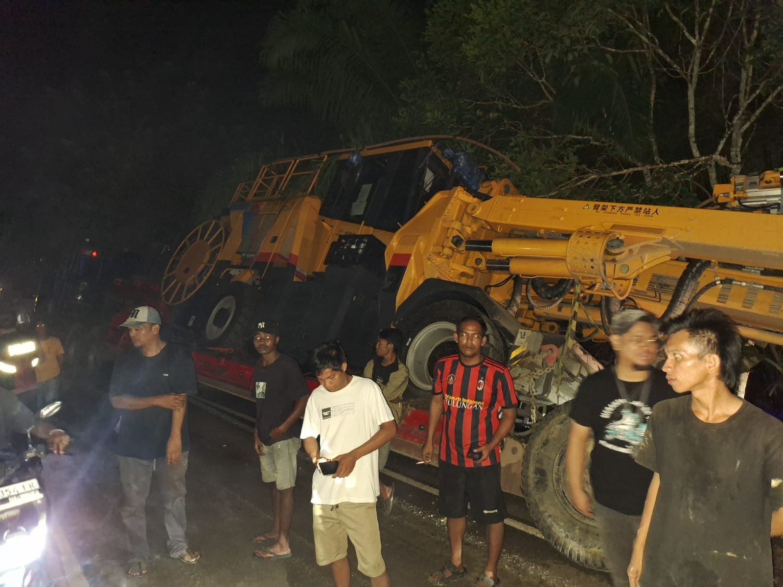 Truk Crane Amblas di Jl. Poros Berau-Tanjung Selor, Kemacetan Tak Terhindarkan