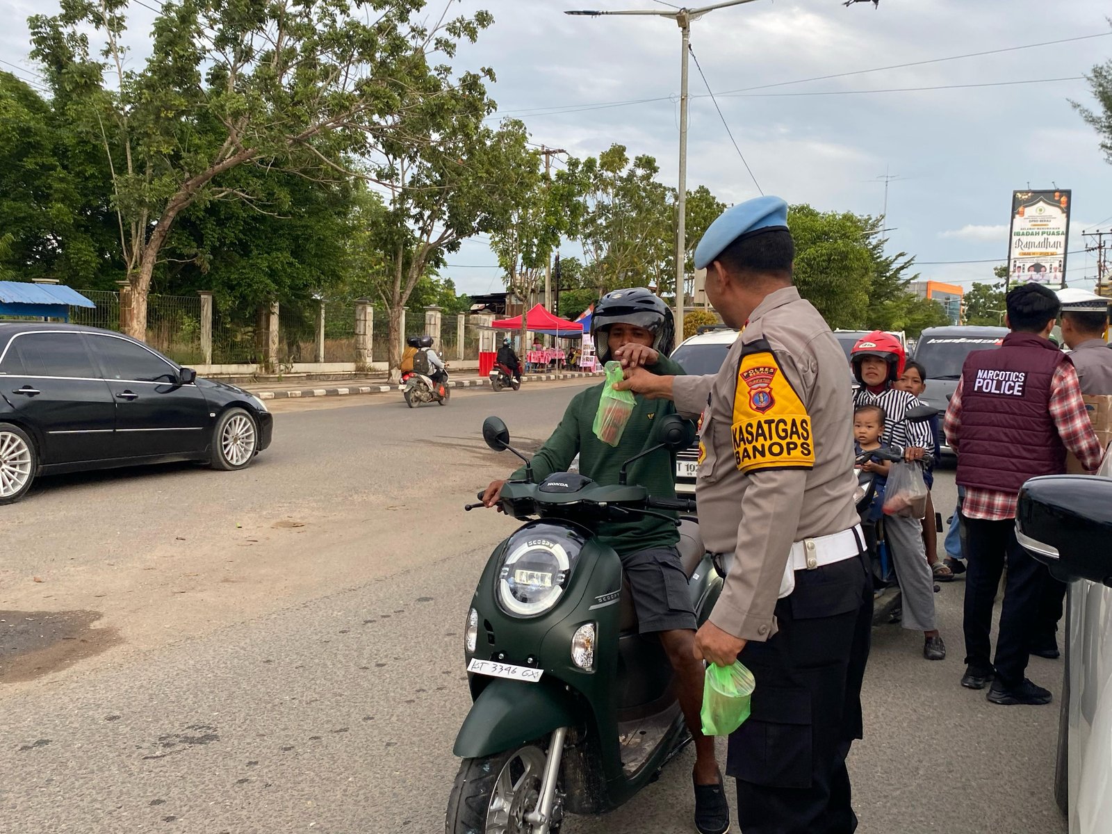 Polres Berau dan Media Tingkatkan Sinergi dengan Aksi Sosial Berbagi Takjil