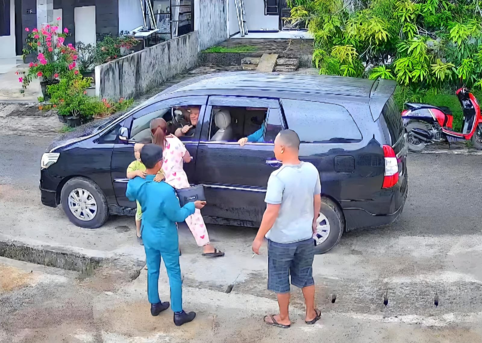 Kuatkan Silaturahmi, Wakil Bupati Bersama Ketua TP PKK Berau Sambangi Rumah Kader