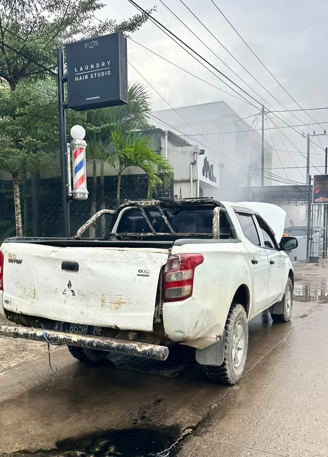 Mobil Triton Overheat di Jalan Durian 3, Pengendara Sempat Tak Berani Melintas