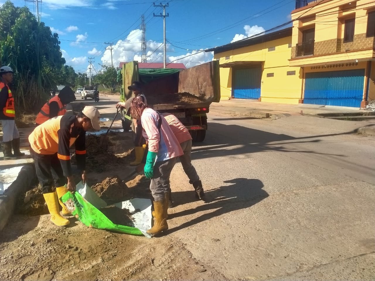 Jalan Murjani 3 Menuju Pulau Panjang Bersih Kembali Berkat DLHK Berau