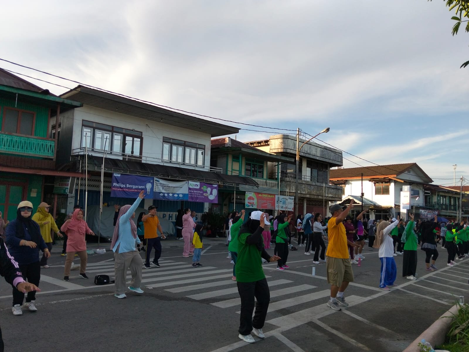 Warga Padati Tepian Segah untuk Senam Pagi Akhir Pekan