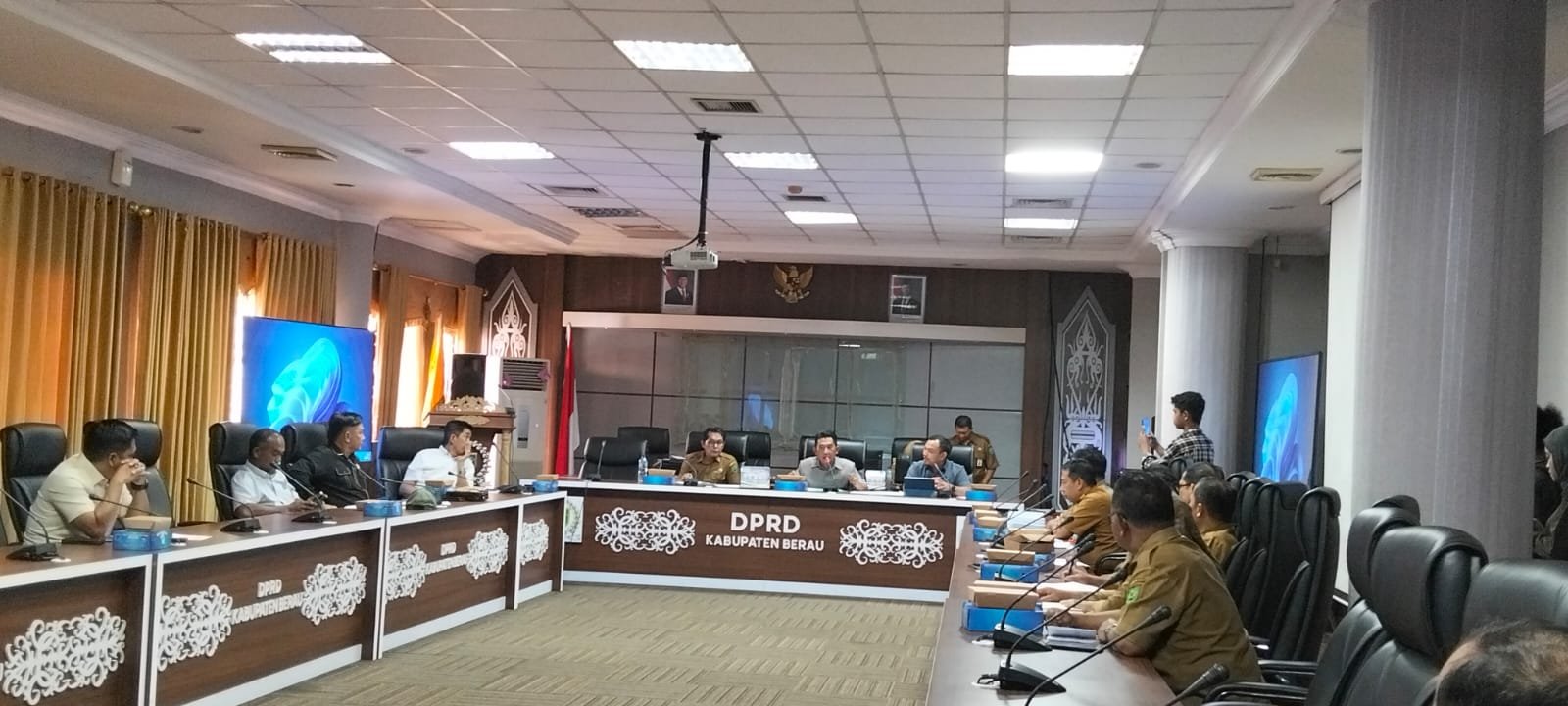 Komisi II DPRD Berau Bahas Kelangkaan Pasir dan Koral, Asosiasi Pekerja Minta Kemudahan Legalitas