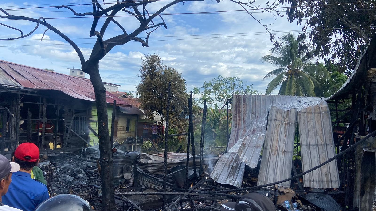 Kebakaran Landa Sambaliung, 3 Bangunan Hangus, Dua Petugas Luka