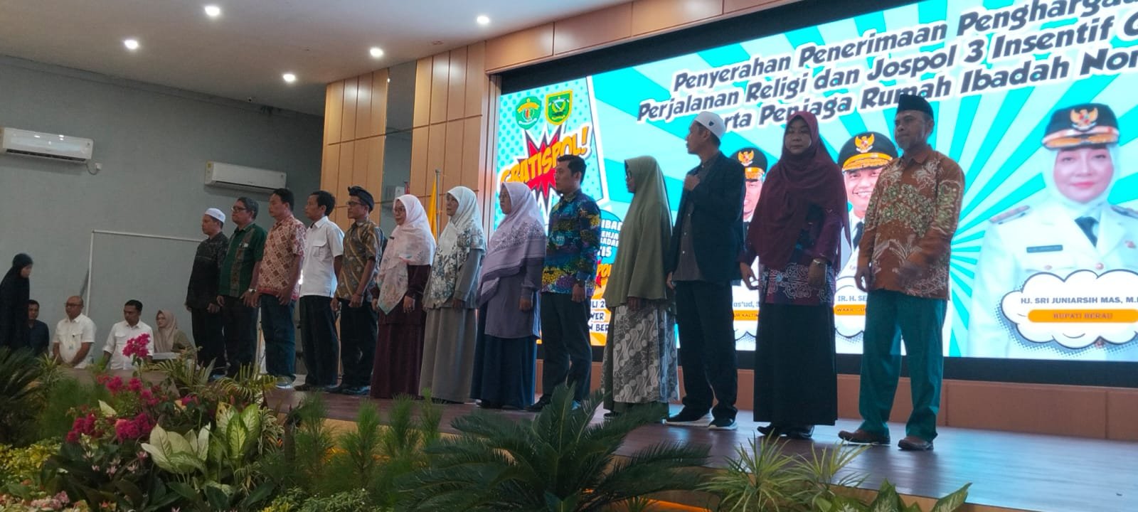 Pemprov Kaltim Serahkan Insentif Guru dan Marbot di Berau