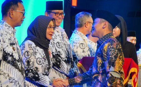 Bupati Berau Raih Penghargaan Pendidikan Nasional Dwija Praja Nugraha di HUT ke-80 PGRI