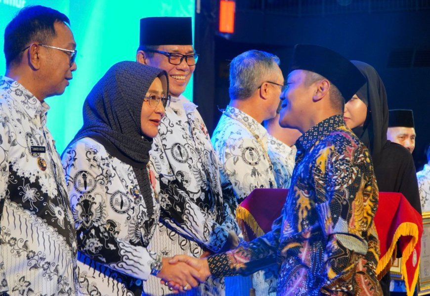 Bupati Berau Raih Penghargaan Pendidikan Nasional Dwija Praja Nugraha di HUT ke-80 PGRI