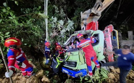 Truk Pembawa Dozer Terguling di Jurang, Dua Penumpang Meninggal Dunia