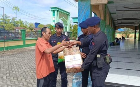 Aksi Jumat Berkah Brimob Berau Salurkan Bantuan Sembako untuk Lansia di Tanjung Redeb