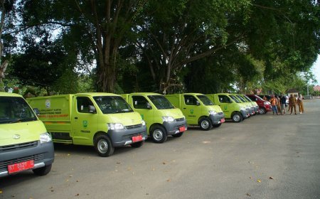 Pemkab Berau Serahkan 10 Unit Mobil Pengangkut Sampah ke Kelurahan