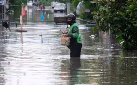 Dokter Ingatkan Risiko Penyakit Serius pada Pekerja Lapangan Saat Hujan dan Banjir