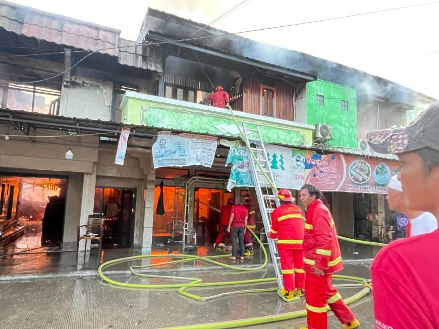 Padamkan Kebakaran di Jalan Milono, BPBD Berau Kerahkan 10 Unit Armada Hingga Bantuan Kapal Pasir