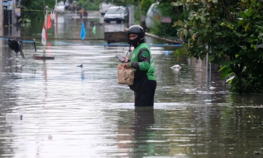 Dokter Ingatkan Risiko Penyakit Serius pada Pekerja Lapangan Saat Hujan dan Banjir