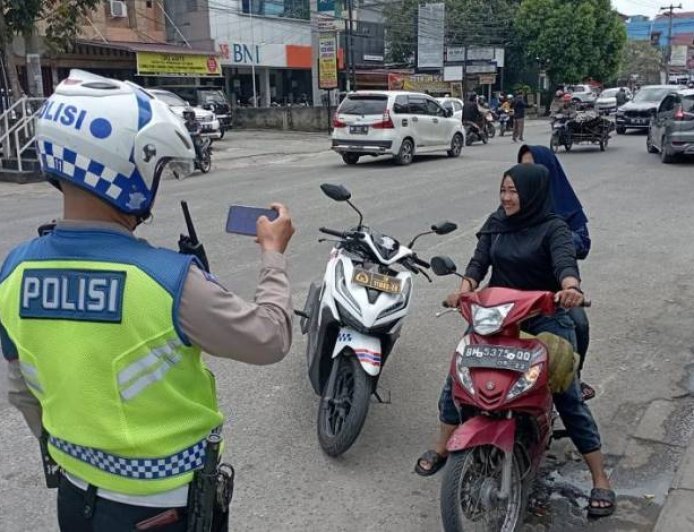Masyarakat Berau Wajib Tahu: Polisi Kini Bisa Tilang Elektronik Sambil Patroli di Jalan