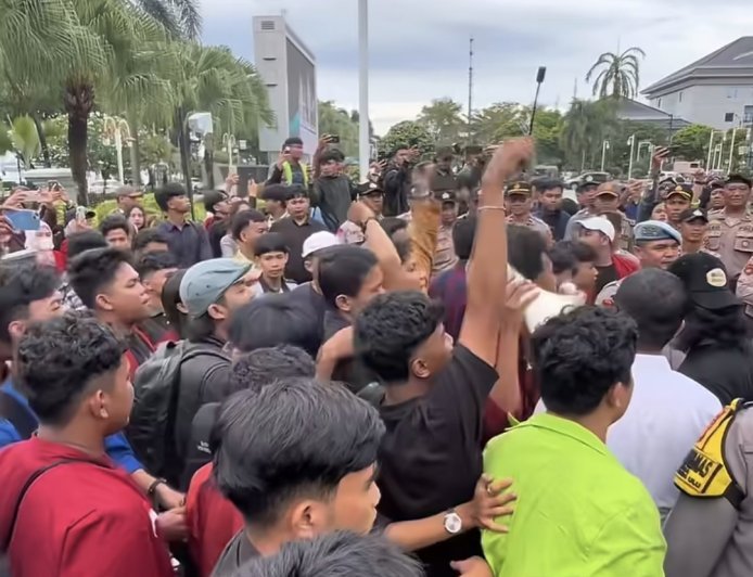 Sebut Gratispol Cuma Ilusi, Mahasiswa Samarinda 'Kepung' Kantor Gubernur Kaltim