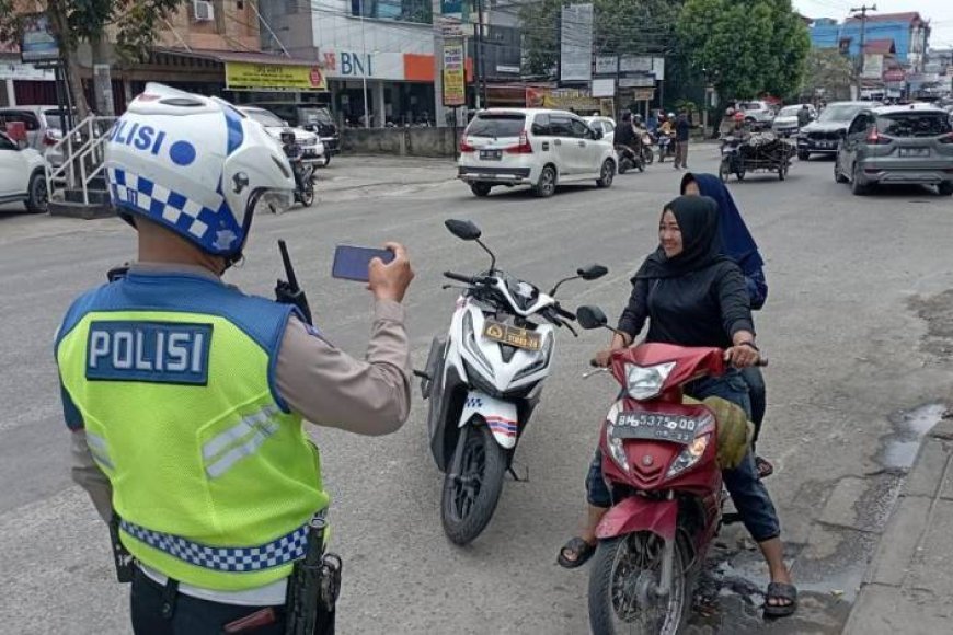 Masyarakat Berau Wajib Tahu: Polisi Kini Bisa Tilang Elektronik Sambil Patroli di Jalan