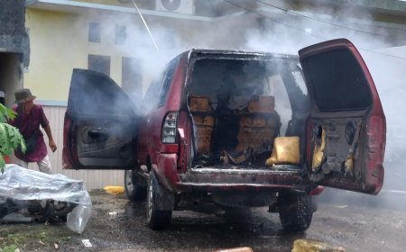 Nyaris Ludes, Mobil Terbakar di Jalan Haji Isa 3 Hampir Merembet Permukiman Warga
