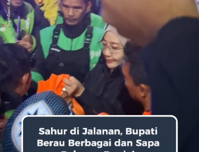 Bupati Berau Bagikan Sembako untuk Ojol Saat Sahur on the Road