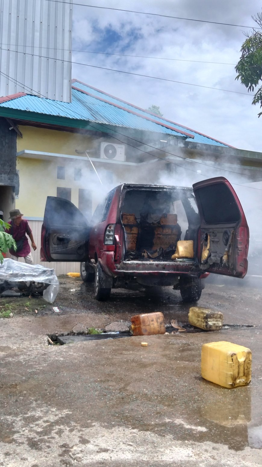 Nyaris Ludes, Mobil Terbakar di Jalan Haji Isa 3 Hampir Merembet Permukiman Warga