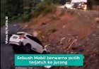 Sebuah Mobil berwarna putih terjatuh ke jurang di jalan poros Sangatta-Berau