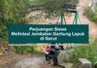 Perjuangan Siswa Melintasi Jembatan Gantung Lapuk di Garut
