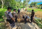 Polsek Kelay dan Warga Revitalisasi Jembatan Merah Putih di Berau