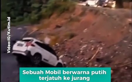 Sebuah Mobil berwarna putih terjatuh ke jurang di jalan poros Sangatta-Berau