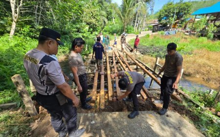 Polsek Kelay dan Warga Revitalisasi Jembatan Merah Putih di Berau