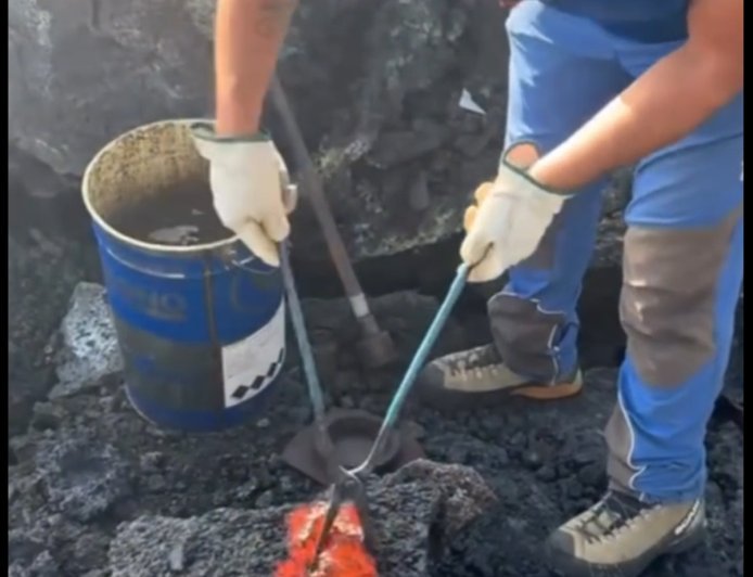 Keajaiban Alam Sisilia: Seni Membuat Kerajinan Dari L*va Pijar Gunung Etna