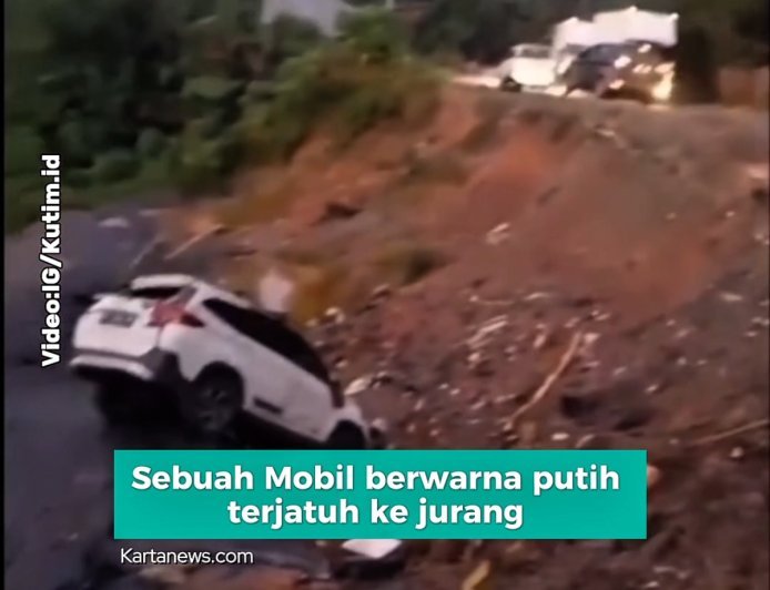 Sebuah Mobil berwarna putih terjatuh ke jurang di jalan poros Sangatta-Berau
