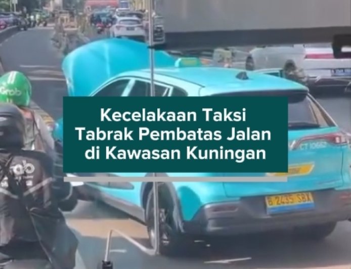 Kecelakaan Taksi Tabrak Pembatas Jalan di Kawasan Kuningan