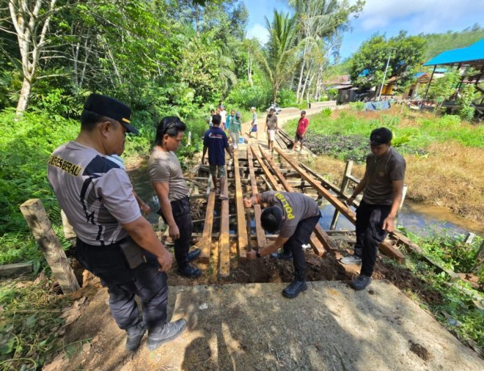 Polsek Kelay dan Warga Revitalisasi Jembatan Merah Putih di Berau