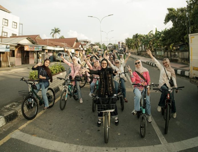 Peringati Hari Kartini, Komunitas Abissia Bike Gelar Gowes WACANA Berkebaya