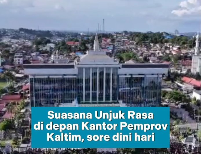 Suasana Unjuk Rasa di Kantor Pemprov Kaltim pada Sore Hari