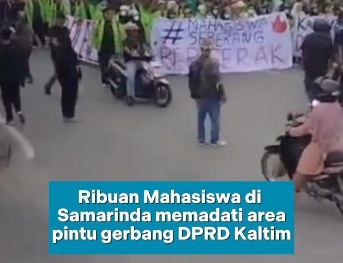 Ribuan Demonstran di Samarinda memadati area pintu gerbang Kantor DPRD Kaltim