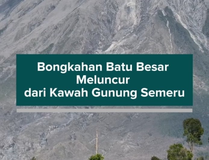 Bongkahan Batu Besar Meluncur dari Kawah Gunung Semeru