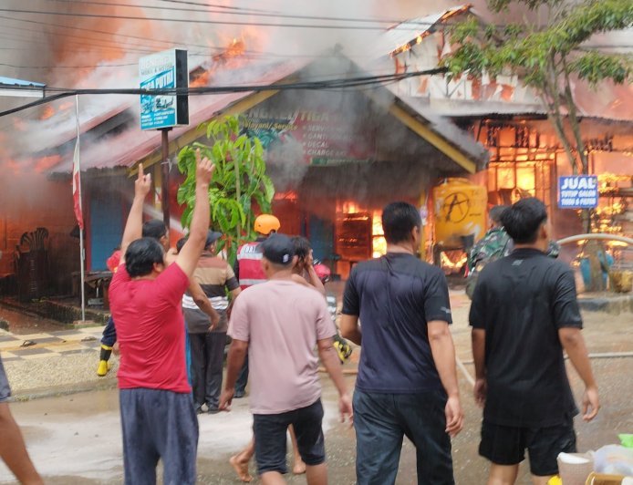 Si Jago Merah Mengamuk di Kelurahan Rinding, Enam Bangunan Ludes Terbakar