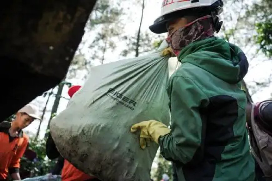 TNNGP Angkut 6 Ton Sampah di Puncak Bogor, Berpotensi Jadi Titik Rawan Bencana