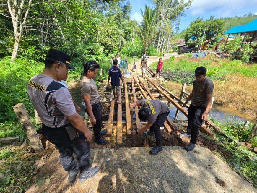 Polsek Kelay dan Warga Revitalisasi Jembatan Merah Putih di Berau