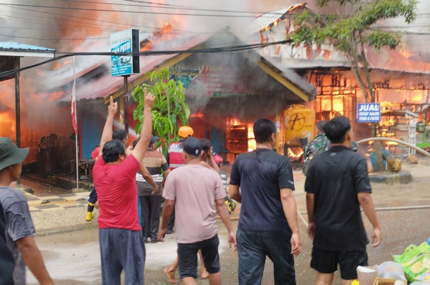 Si Jago Merah Mengamuk di Kelurahan Rinding, Enam Bangunan Ludes Terbakar