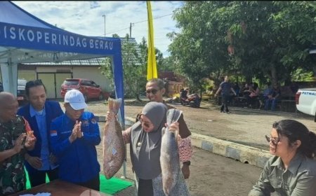 Pasar Murah Ikan di PPI Sambaliung Ramai Peminat, Bupati Berau Beri Apresiasi Tinggi