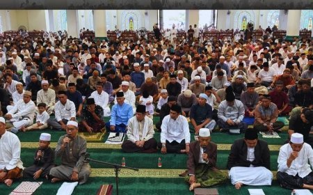 Iduladha 1447 H, Bupati Berau Salat Berjamaah dan Kurban Sapi Limosin di Masjid Agung