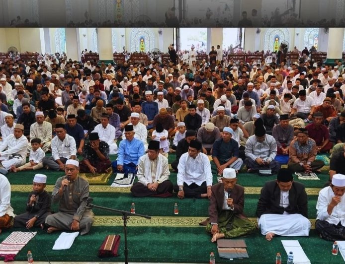 Iduladha 1447 H, Bupati Berau Salat Berjamaah dan Kurban Sapi Limosin di Masjid Agung