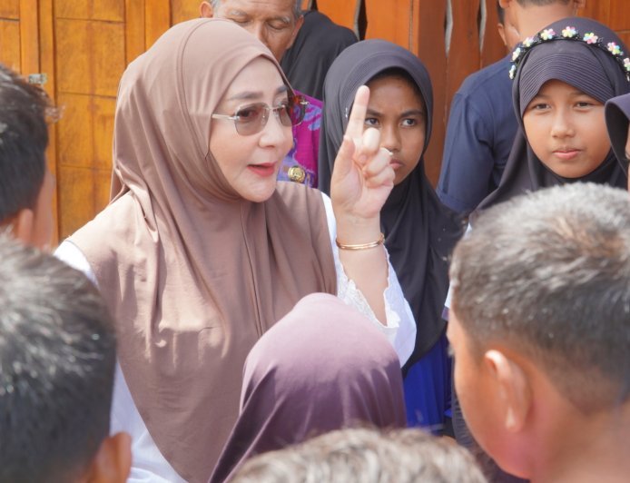 Bupati Berau Ajak Anak-Anak Tanjung Batu Peduli Kebersihan Lingkungan