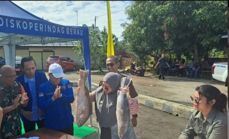 Pasar Murah Ikan di PPI Sambaliung Ramai Peminat, Bupati Berau Beri Apresiasi Tinggi