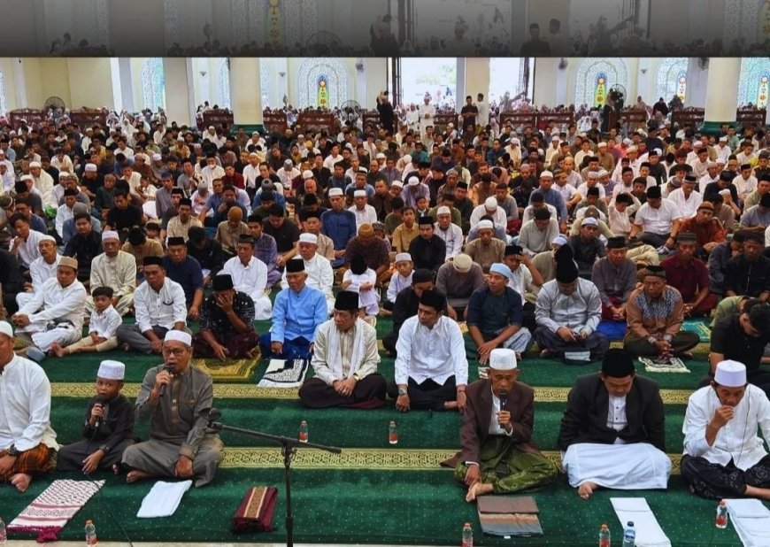Iduladha 1447 H, Bupati Berau Salat Berjamaah dan Kurban Sapi Limosin di Masjid Agung