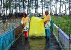 Peringati Hari Lingkungan, OKIN Gelar Bersih-Bersih Sampah di Pantai Tanjung Harapan Samboja