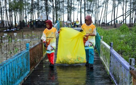 Peringati Hari Lingkungan, OKIN Gelar Bersih-Bersih Sampah di Pantai Tanjung Harapan Samboja