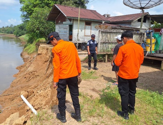 Longsor di Bantaran Sungai Kampung Tumbuh Melayu, Puluhan Rumah Warga Terancam